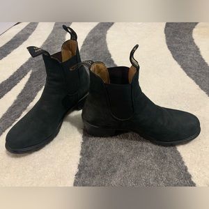 Beautiful Nubuck Blundstones. Only worn a couple of times. EUC. Size 8